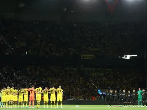 Dortmund's's players (L) and Paris Saint-Germain's players line up as the stadium observes a minute of silence for victims of recents flooding in Libya and an earthquake in Morocco prior to the UEFA Champions League 1st round Group F football match between Paris Saint-Germain (PSG) and Borussia Dortmund (BVB) at the Parc des Princes stadium in Paris on September 19, 2023. (Photo by FRANCK FIFE / AFP)