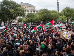 رُفعت الأعلام الفلسطينية، بينما ارتدى المشاركون الكوفية الفلسطينية