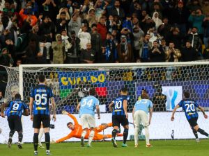 Inter Milan's Turkish midfielder #20 Hakan Calhanoglu shoots to score his team's second goal during the Italian Super Cup semi-final football match between Inter and Lazio at Al-Awwal Park Stadium in Riyadh, on January 19, 2024. (Photo by Fayez NURELDINE / AFP)