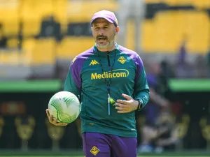 Fiorentina's coach Vincenzo Italiano leads a training session on the eve of the UEFA Conference League Final between AC Fiorentina and Olympiakos FC at the Aghia Sophia Stadium in Athens on May 28, 2024. (Photo by Aris Messinis / AFP)