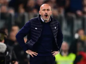 Fiorentina's Italian coach Vincenzo Italiano reacts during the Italian Serie A football match between Juventus and Fiorentina, at The Allianz Stadium, in Turin on April 7, 2024. (Photo by Marco BERTORELLO / AFP)