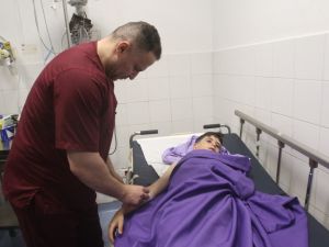 طفل يتلقى العلاج جراء اصابته بالغارة الاسرائيلية