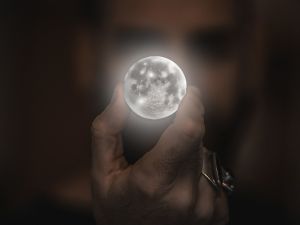 كيفية استخدام طاقة القمر لجذب الطاقة الإيجابية