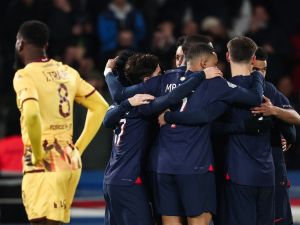 Paris Saint-Germain's French forward #07 Kylian Mbappe celebrates with teammates after scoring his team's second goal during the French L1 football match between Paris Saint-Germain (PSG) and FC Metz at the Parc des Princes stadium in Paris, on December 20, 2023. (Photo by FRANCK FIFE / AFP)