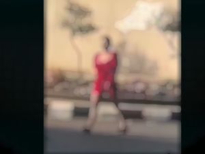 فتاة تسير بملابس فاضحة في شوارع دمشق