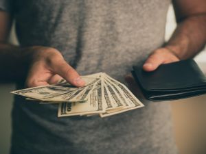 تفسير حلم إعطاء الميت نقود ورقية للعزباء وللمتزوجة وللمطلقة
