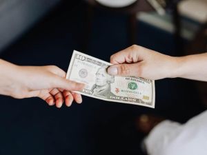 تفسير حلم اخذ مال من الميت للعزباء وللمتزوجة وللمطلقة