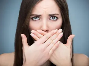 تفسير حلم اخراج الشعر من الفم للعزباء وللمتزوجة وللحامل بالتفصيل