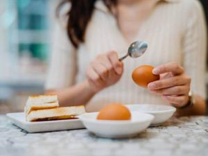 تفسير حلم اكل البيض ني للعزباء وللمتزوجة وللمطلقة