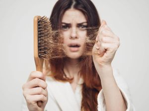 تفسير حلم تساقط الشعر والبكاء عليه للعزباء وللمتزوجة وللمطلقة