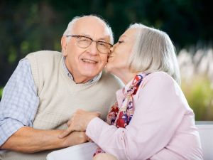 تفسير حلم تقبيل الميت للمتزوجة بجميع تفاصيله لكبار المفسرين