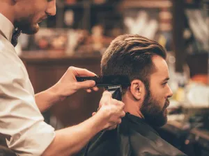 تفسير حلم حلاقة الشعر للرجل للمتزوج والأعزب بالتفصيل