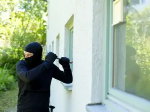 تفسير حلم رؤية سرقة الدولاب في المنام للعزباء والمتزوجة وللأرملة