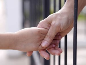 تفسير حلم زيارة السجن للعزباء وللمتزوجة وللمطلقة بالتفصيل