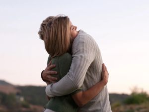 تفسير حلم شخص يحضنك ويبكي بجميع احواله