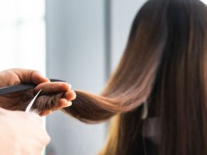 تفسير حلم قص الشعر في الصالون للعزباء وللمتزوجة وللحامل