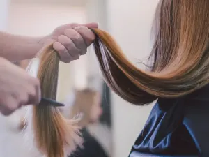 تفسير حلم قص الشعر والندم عليه للعزباء وللمتزوجة وللمطلقة