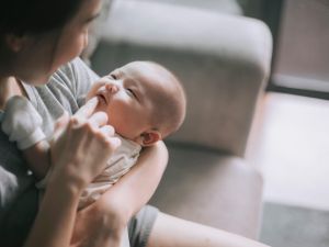تفسير حلم ولادة الولد في المنام للعزباء وللمتزوجة وللحامل