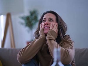تفسير رؤية البكاء على الميت في المنام للعزباء وللمتزوجة وللحامل