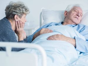 تفسير رؤية الميت مريض في المستشفى للعزباء وللمتزوجة وللحامل