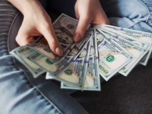 تفسير رؤية الميت معه فلوس في المنام للعزباء وللمتزوجة وللحامل