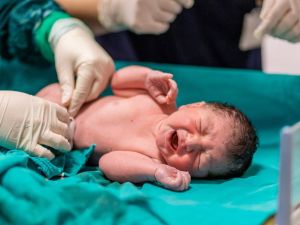 تفسير رؤية الولادة وقطع الحبل السري للمتزوجة وللحامل