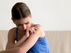 تفسير رؤية بكاء الحبيب في المنام للعزباء وللمتزوجة وللمطلقة