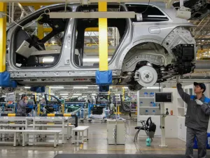 China's manufacturing downturn persists into second month