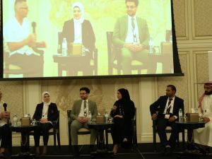 قام المرضى بإدارة المناقشات خلال القمة العالمية التي استمرت لمدة يومين في دبي، والتي نظمتها شركة (أكسيوس إنترناشيونال)، حيث تم بلورة أهمية تعزيز دور المرضى وإشراكهم في عملية اتخاذ القرار.  دبى - في قمة صوت المريض العالمية التي نظمتها أكسيوس إنترناشيونال ف
