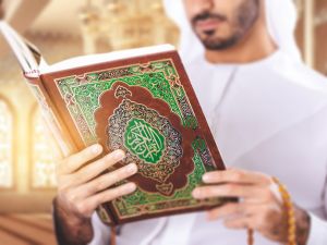 ما تفسير حلم تلاوة القرآن في المنام؟