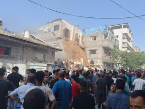 جانب من غارة إسرائيلية استهدفت منزلاً في مخيم البريج وسط قطاع غزة