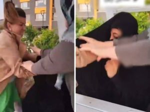 امرأة تركية تهاجم سيدتين محجبتين