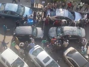 مجموعة من المصريين يهاجمون سيارة ويعتدون على سائقها