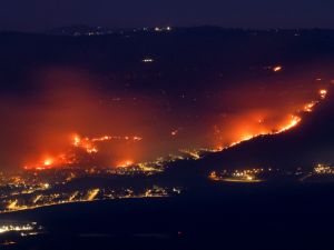 حرائق في جبال الجليل إثر قصف حزب الله للمستوطنات والقواعد الاسرائيلية