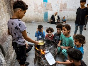 يتم قتل أو إصابة ما يقارب 100 طفل يوميا في غزة