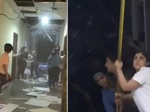 فتيات يستخدمن عصيا طويلة لتكسير الأبواب وسقف المبنى