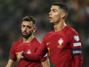 Portugal's midfielder #08 Bruno Fernandes (L) speaks with Portugal's forward #07 Cristiano Ronaldo during the UEFA Euro 2024 group J qualifying football match between Portugal and Iceland at the Jose Alvalade stadium in Lisbon on November 19, 2023. (Photo by PATRICIA DE MELO MOREIRA / AFP)
