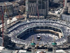 الحجاج في بيت الله الحرام