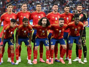 Spain's players pose for a team photo ahead of the UEFA Euro 2024 Group B football match between Spain and Italy at the Arena AufSchalke in Gelsenkirchen on June 20, 2024. (Photo by PATRICIA DE MELO MOREIRA / AFP)