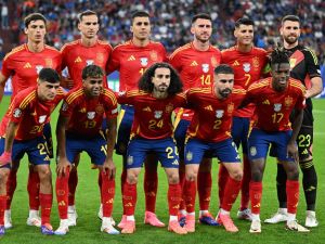Spain's players pose for a team photo ahead of the UEFA Euro 2024 Group B football match between Spain and Italy at the Arena AufSchalke in Gelsenkirchen on June 20, 2024. (Photo by PATRICIA DE MELO MOREIRA / AFP)