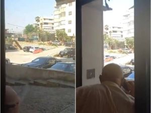 أشخاص يتابعون الحدث بحالة من الذعر والخوف