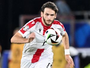 كفاراتسخيليا يعتزم الانتقال إلى الدوري الإنجليزي الممتاز