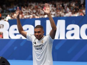 أول صورة للنجم كيليان مبابي بقميص ريال مدريد