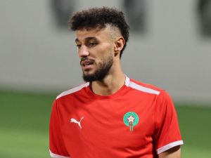 Morocco's defender #03 Noussair Mazraoui takes part in a training session at the Al Duhail SC Stadium in Doha on December 3, 2022 during the Qatar 2022 World Cup football tournament. (Photo by KARIM JAAFAR / AFP)