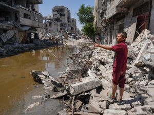طفل فلسطيني فوق أنقاص وركام المنازل المدمرة في قطاع غزة