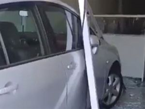 سيدة لبنانية غاضبة تقتحم محطة وقود وتحطم سيارة في المكان