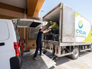 بنك الإمارات دبي الوطني يتبرع بأكثر من 5,000 جهاز إلكتروني لدعم الاحتياجات التعليمية للطلاب المحتاجين