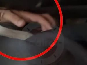 الفتاة رصدت يد الشاب تلامس جسدها من خلف الكرسي.