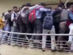الازدحام الشديد أدى إلى تدمير الحواجز الحديدية خارج الفندق.