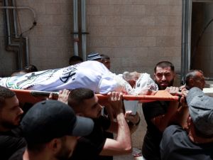 تشييع جثمان شهيد في مدينة جنين بالضفة الغربية المحتلة